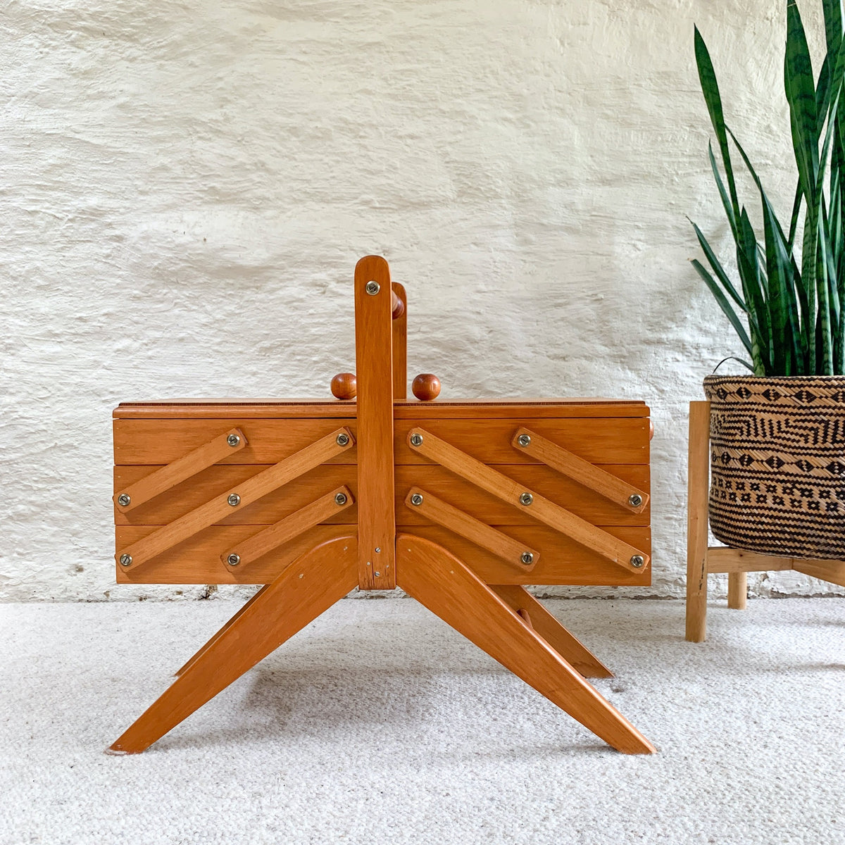 CANTILEVER SEWING BOX