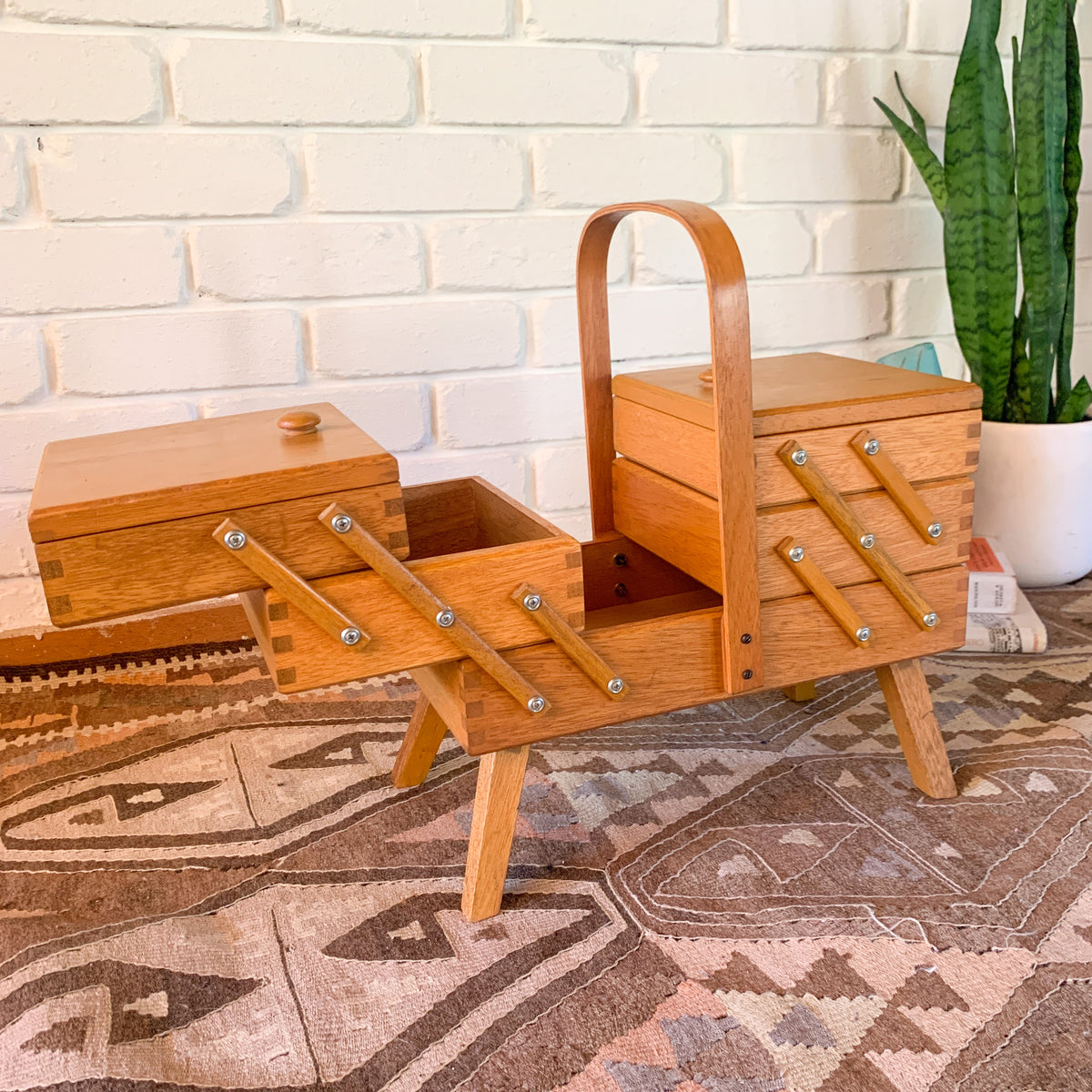 CANTILEVER SEWING BOX