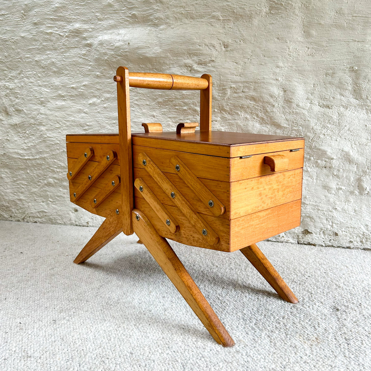 CANTILEVER SEWING BOX