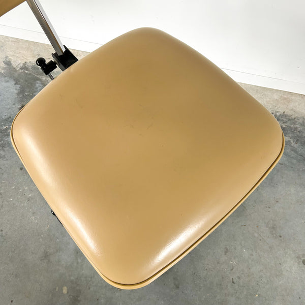 BEIGE VINYL DESK CHAIR/STOOL