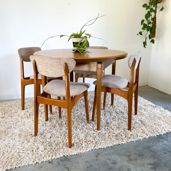 CRO EXTENSION DINING TABLE & CHAIRS