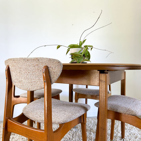 CRO EXTENSION DINING TABLE & CHAIRS