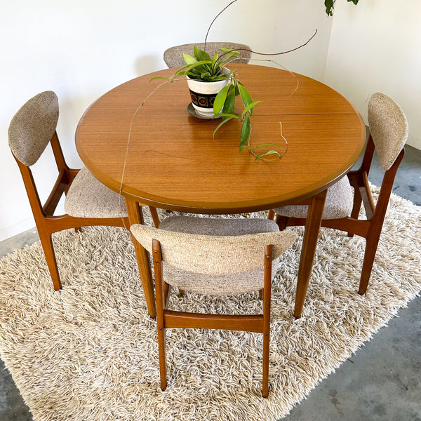 CRO EXTENSION DINING TABLE & CHAIRS