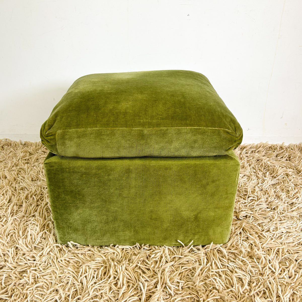 GREEN VELVET POUFFE