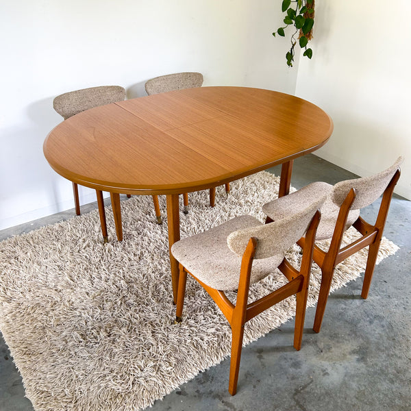 CRO EXTENSION DINING TABLE & CHAIRS