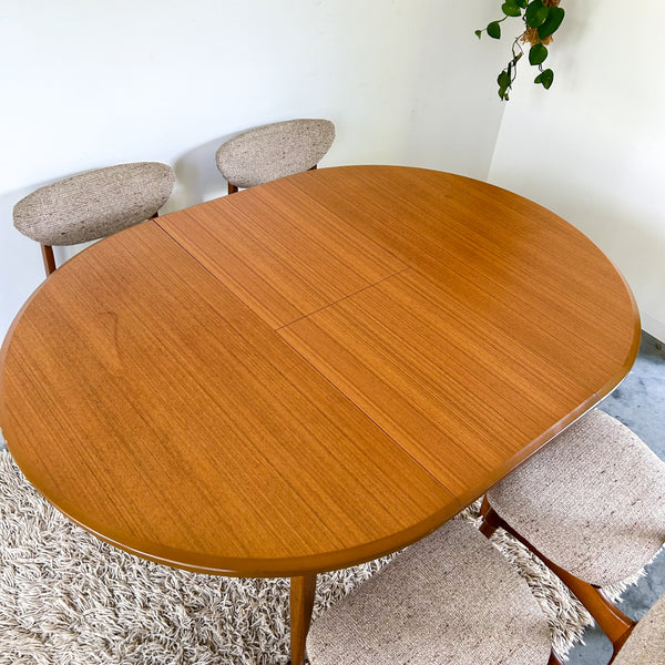 CRO EXTENSION DINING TABLE & CHAIRS