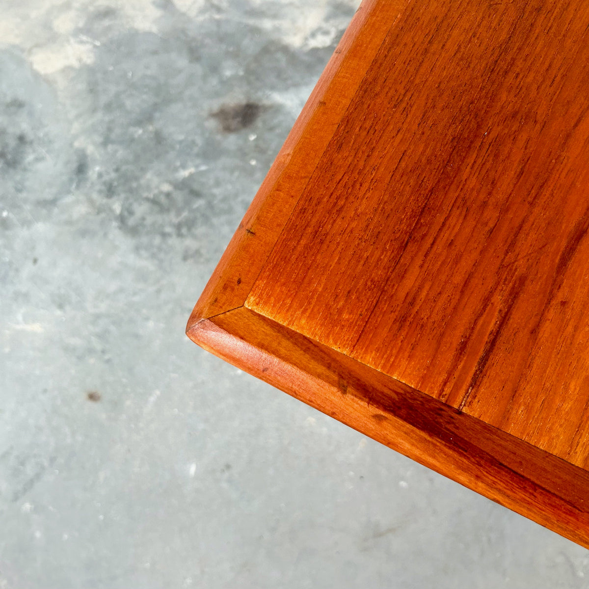 KALMAR SIDE TABLE