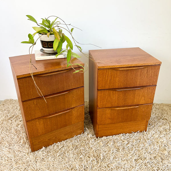 BEDSIDE DRAWERS WITH WAVE HANDLES