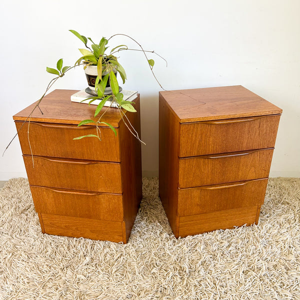 BEDSIDE DRAWERS WITH WAVE HANDLES
