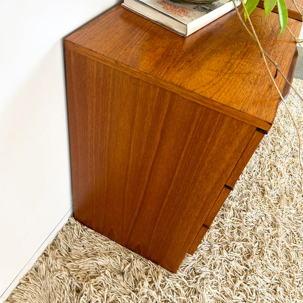 BEDSIDE DRAWERS WITH WAVE HANDLES