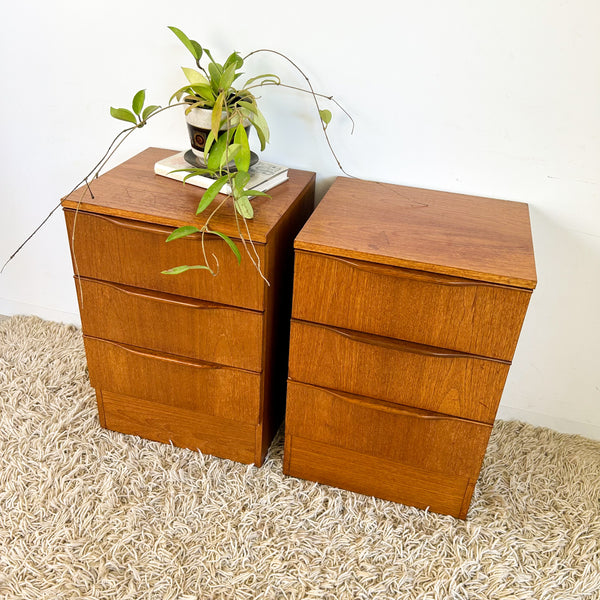 BEDSIDE DRAWERS WITH WAVE HANDLES