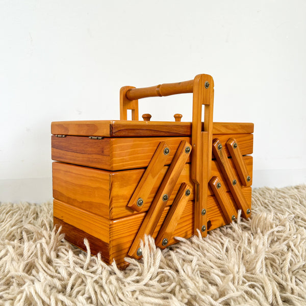 CANTILEVER SEWING BOX