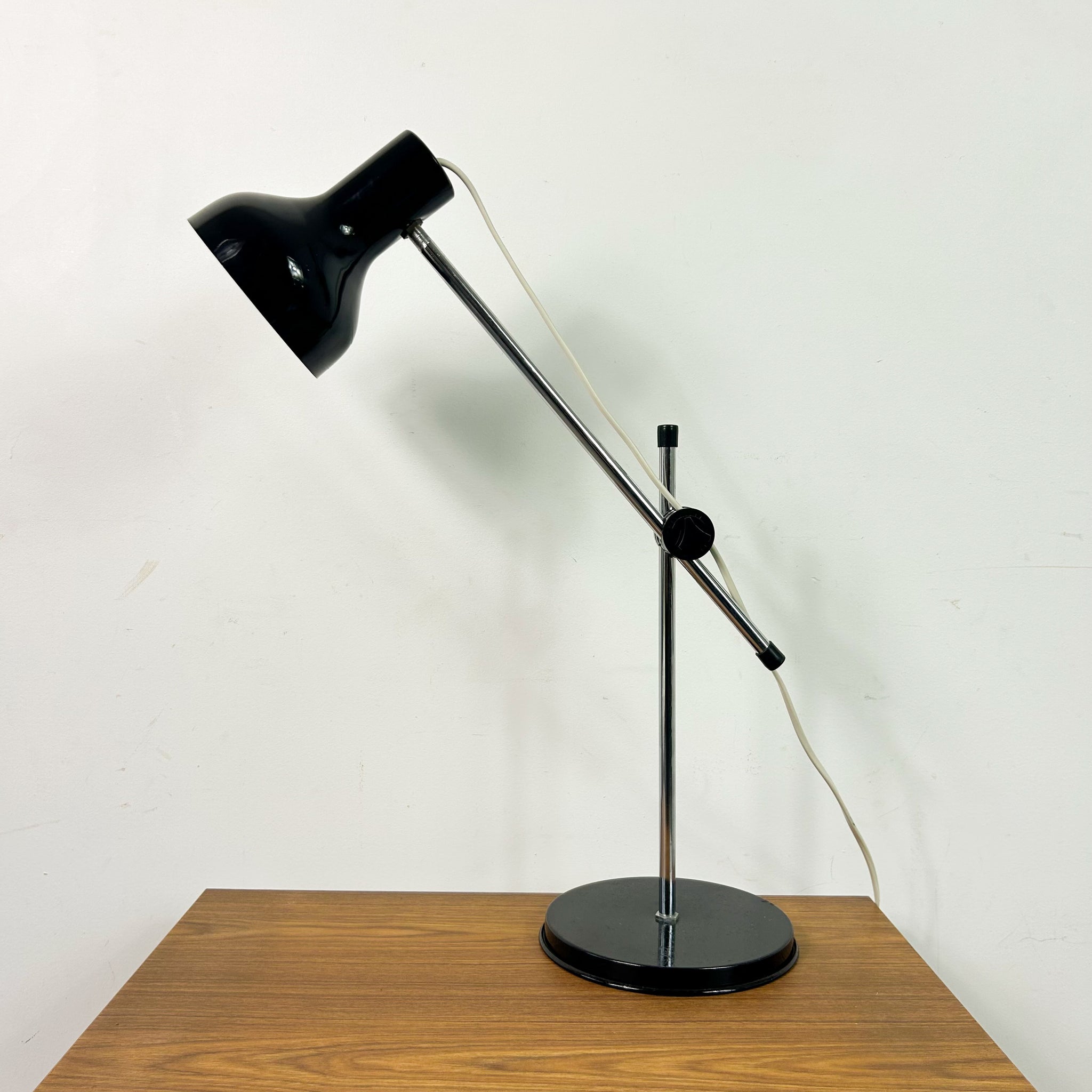 BLACK TABLE LAMP