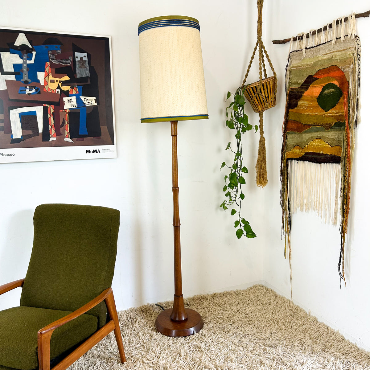 FLOOR LAMP WITH SHADE