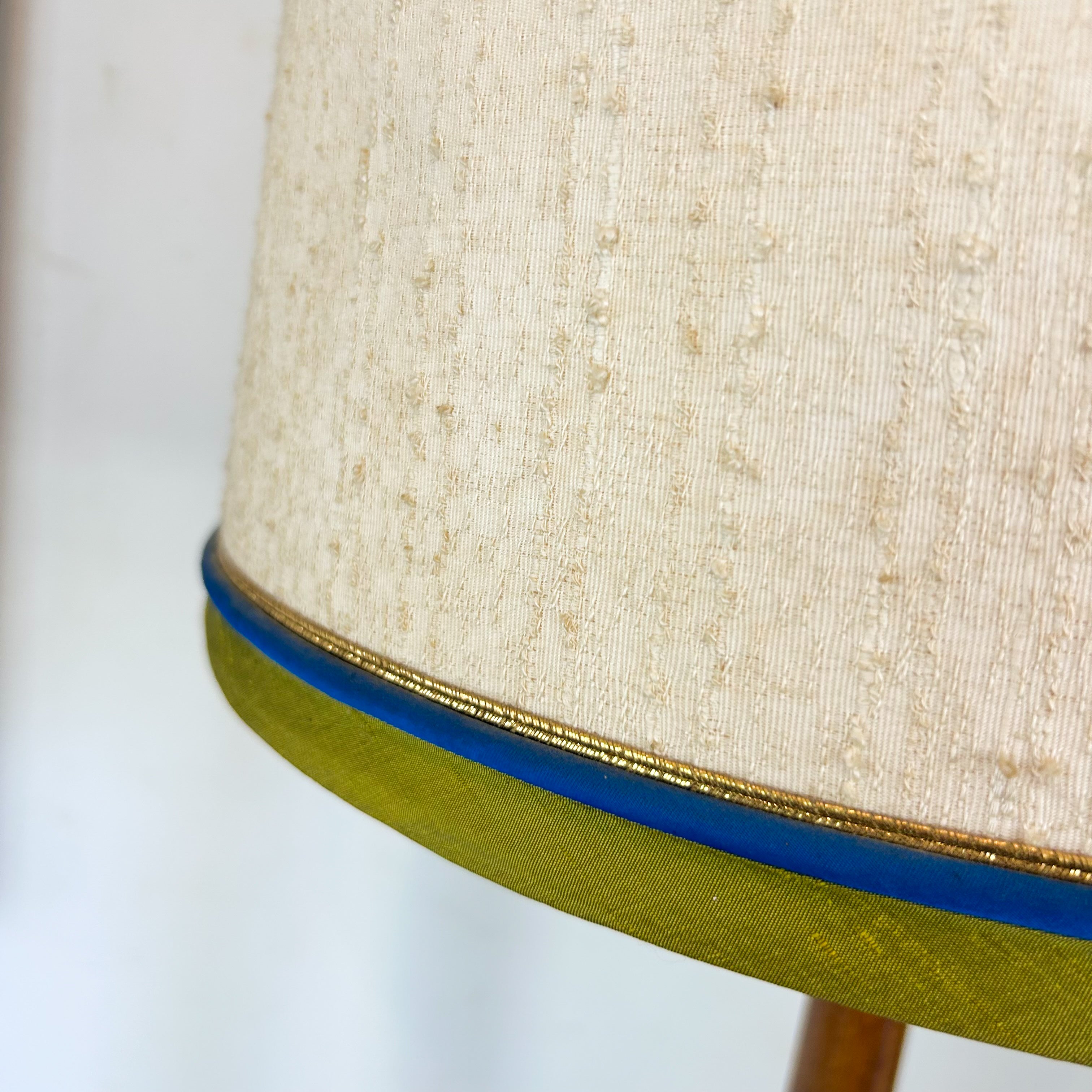 FLOOR LAMP WITH SHADE