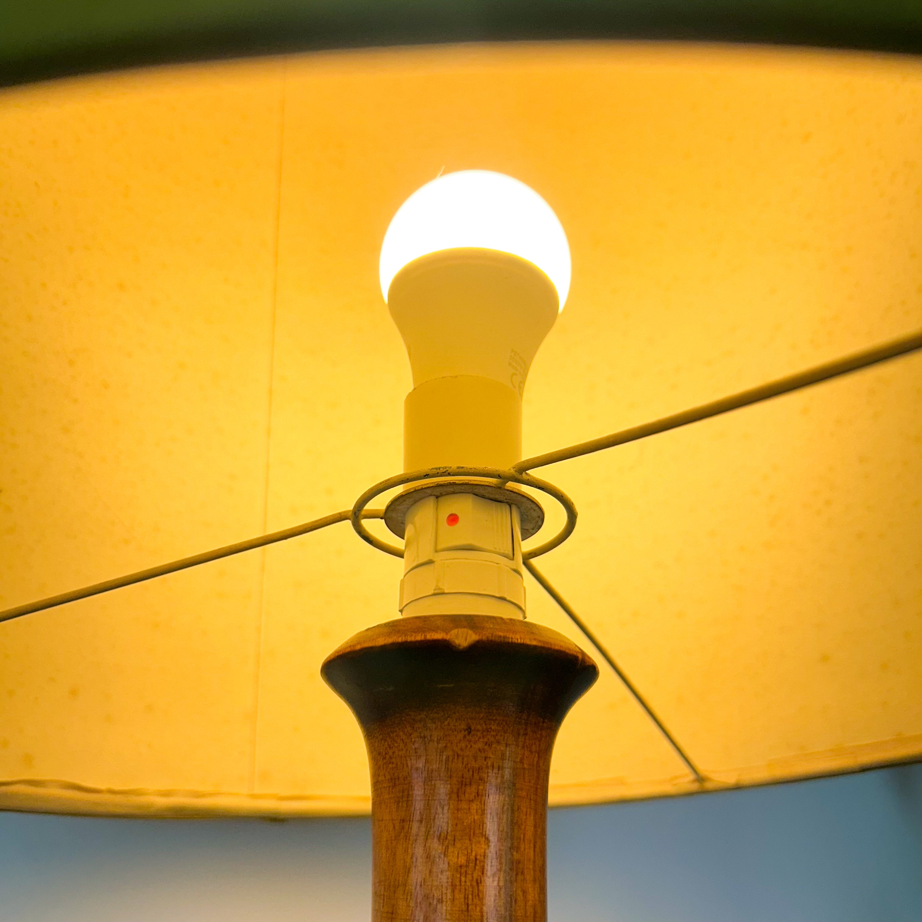FLOOR LAMP WITH SHADE