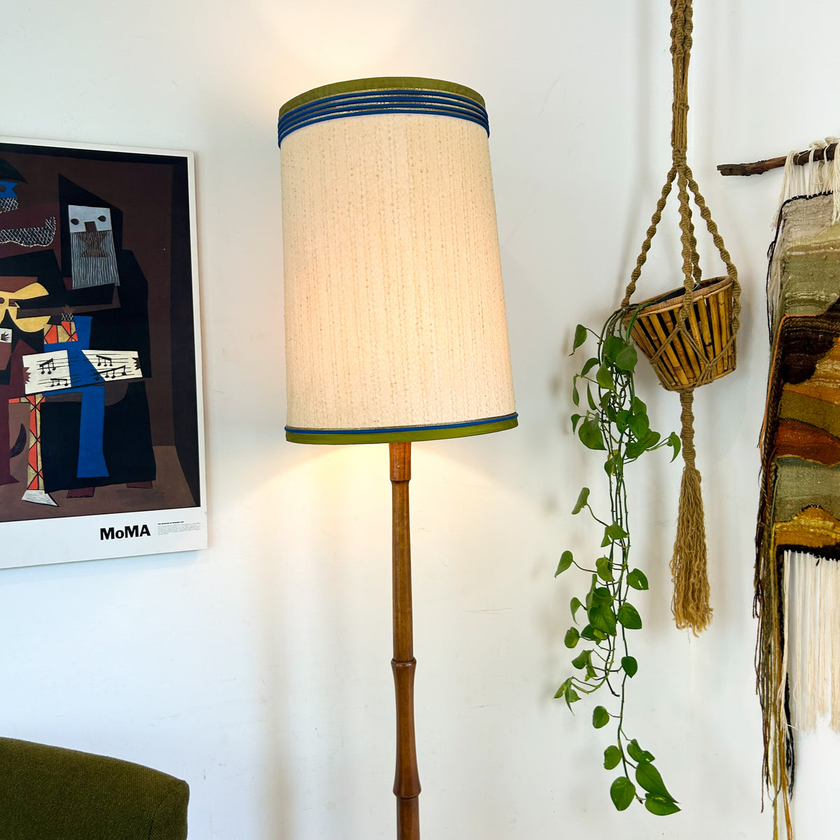 FLOOR LAMP WITH SHADE