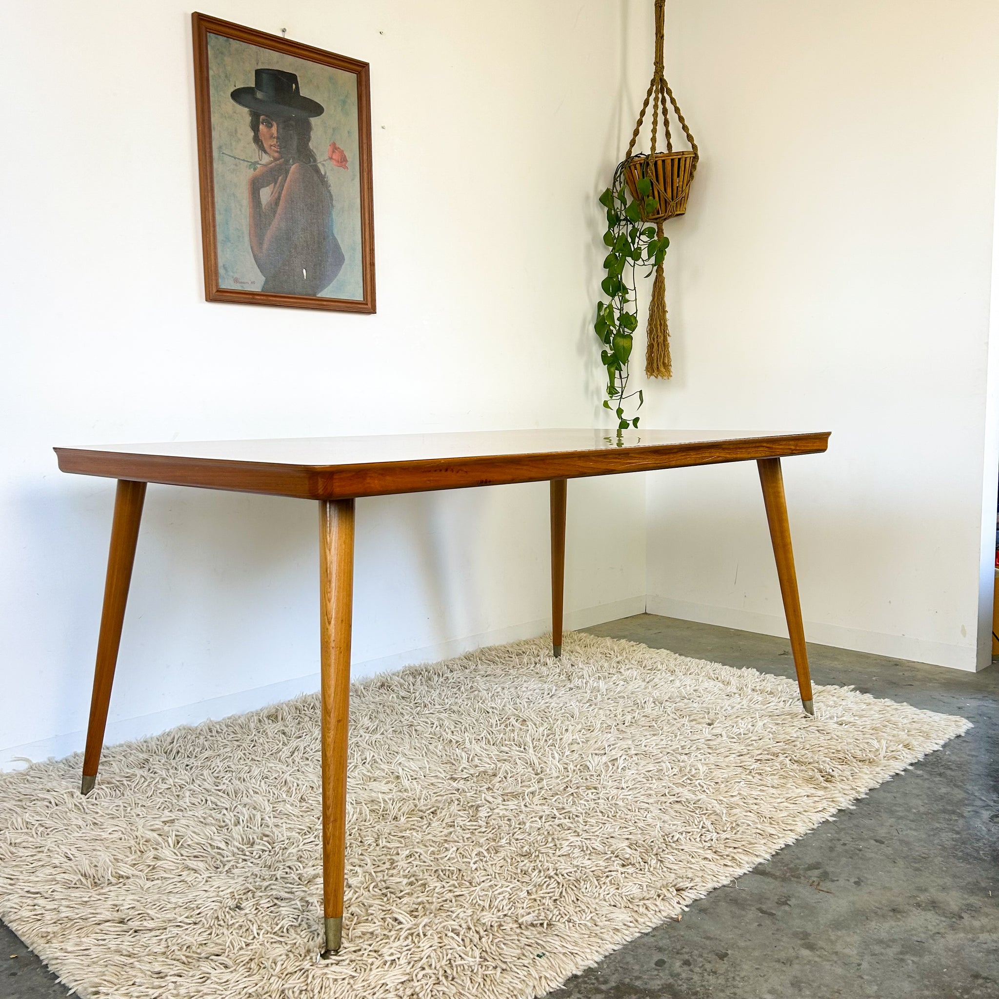 KERBY DINING TABLE