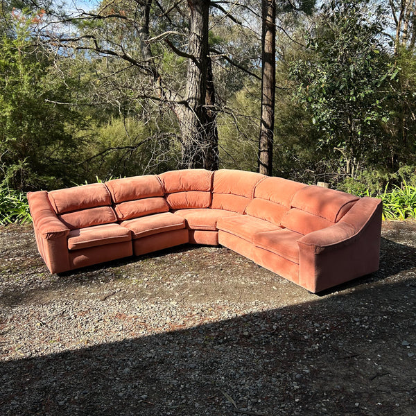 PACER MODULAR SOFA WITH CURVED CORNER PIECE