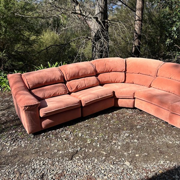 PACER MODULAR SOFA WITH CURVED CORNER PIECE