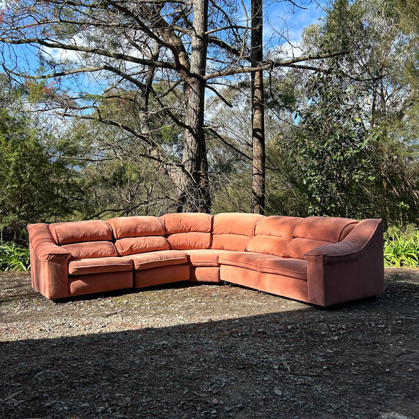 PACER MODULAR SOFA WITH CURVED CORNER PIECE