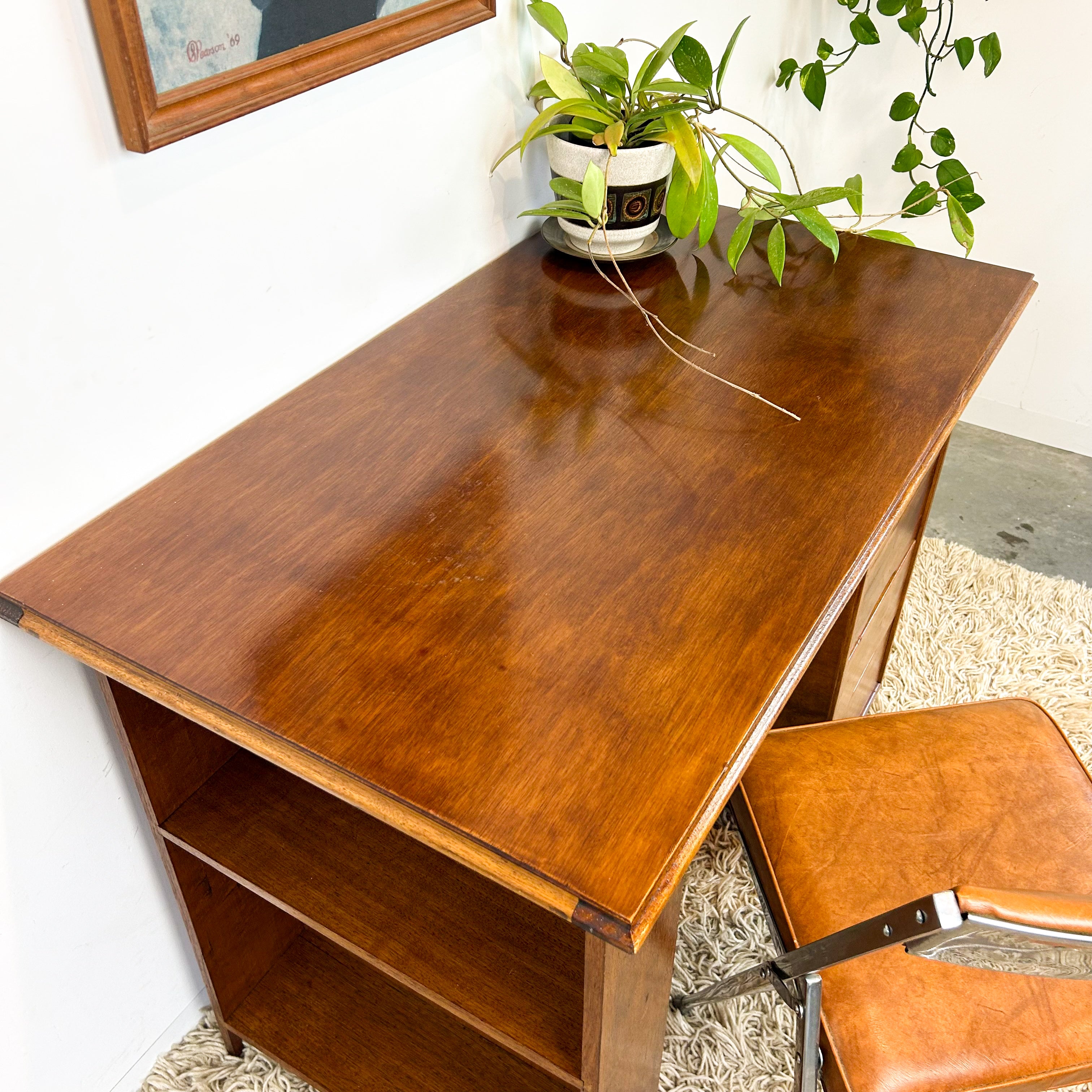 DESK WITH DRAWERS