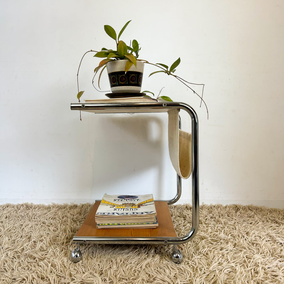 SIDE TABLE WITH MAGAZINE SLING
