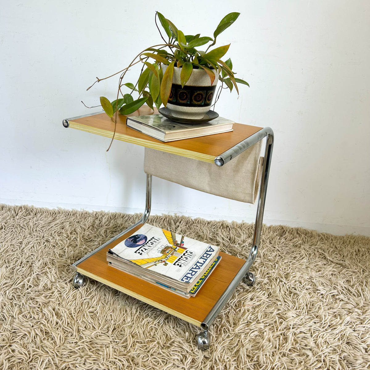 SIDE TABLE WITH MAGAZINE SLING