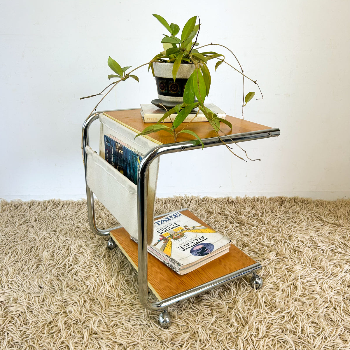 SIDE TABLE WITH MAGAZINE SLING