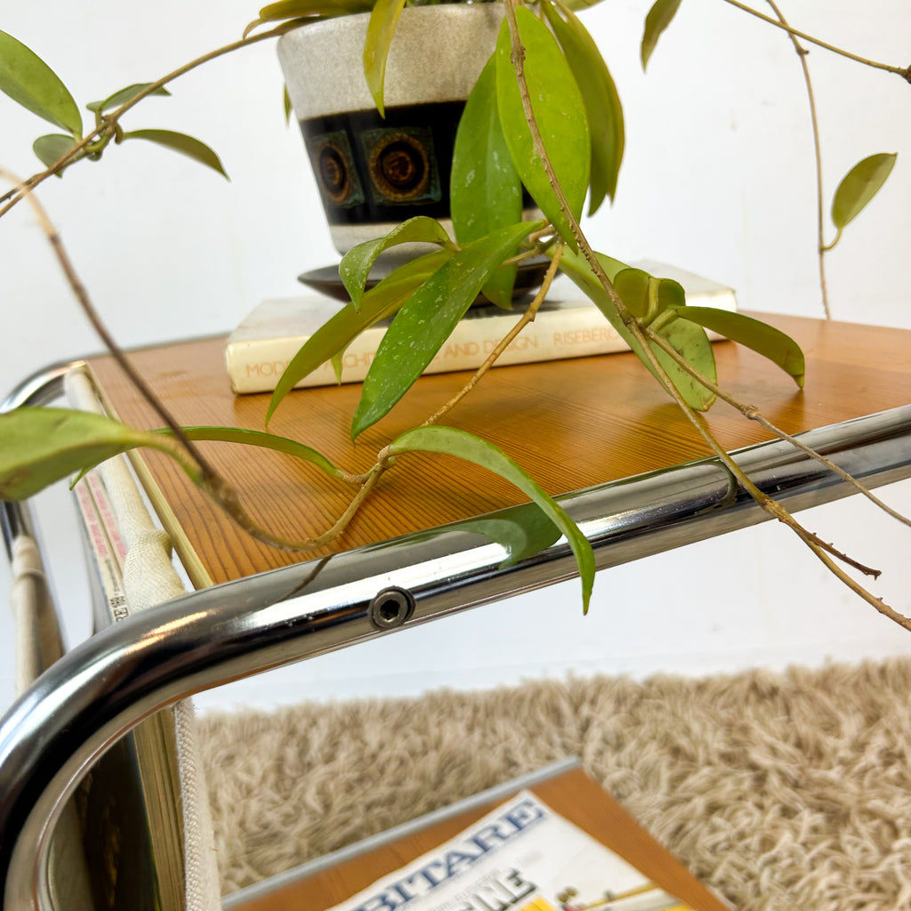 SIDE TABLE WITH MAGAZINE SLING