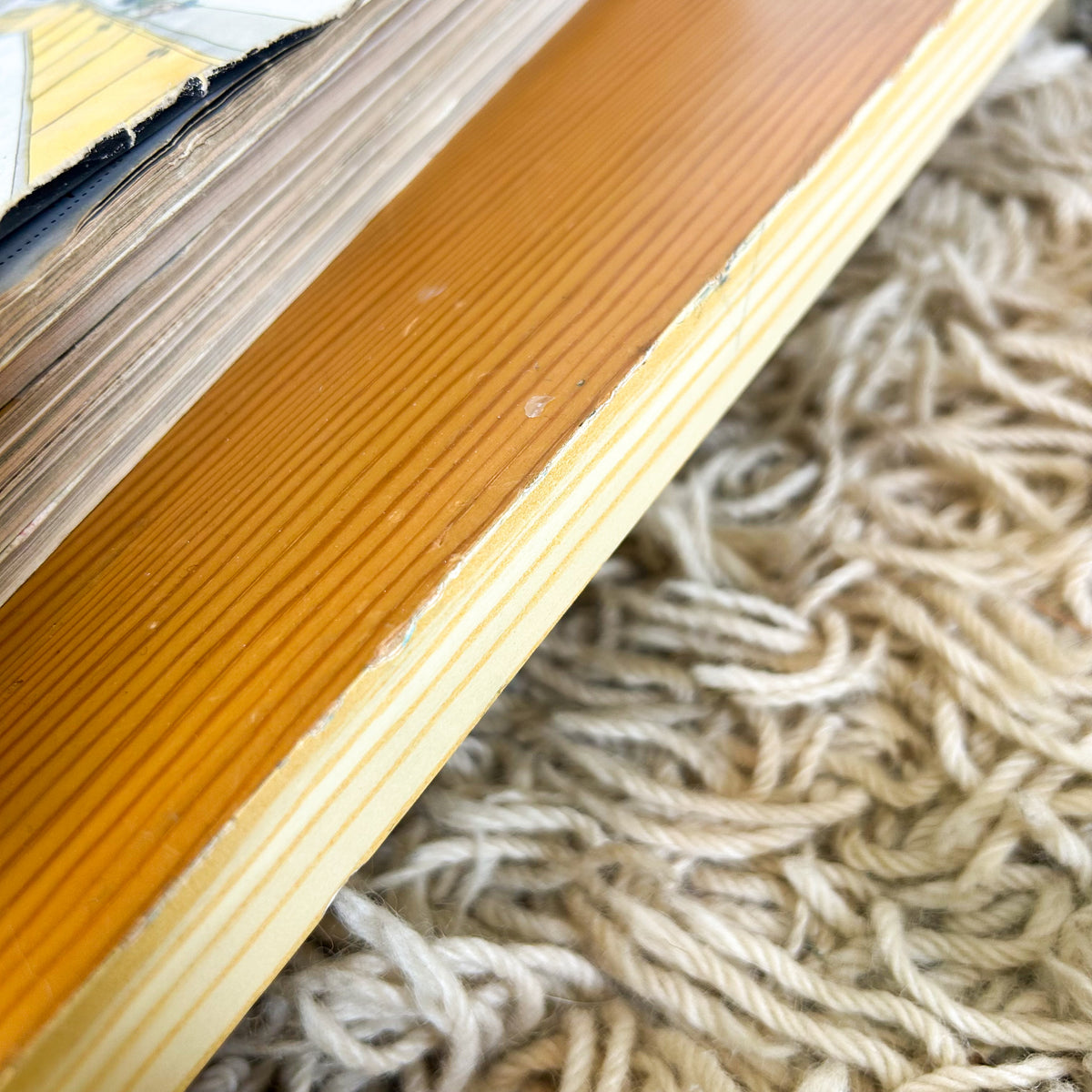 SIDE TABLE WITH MAGAZINE SLING