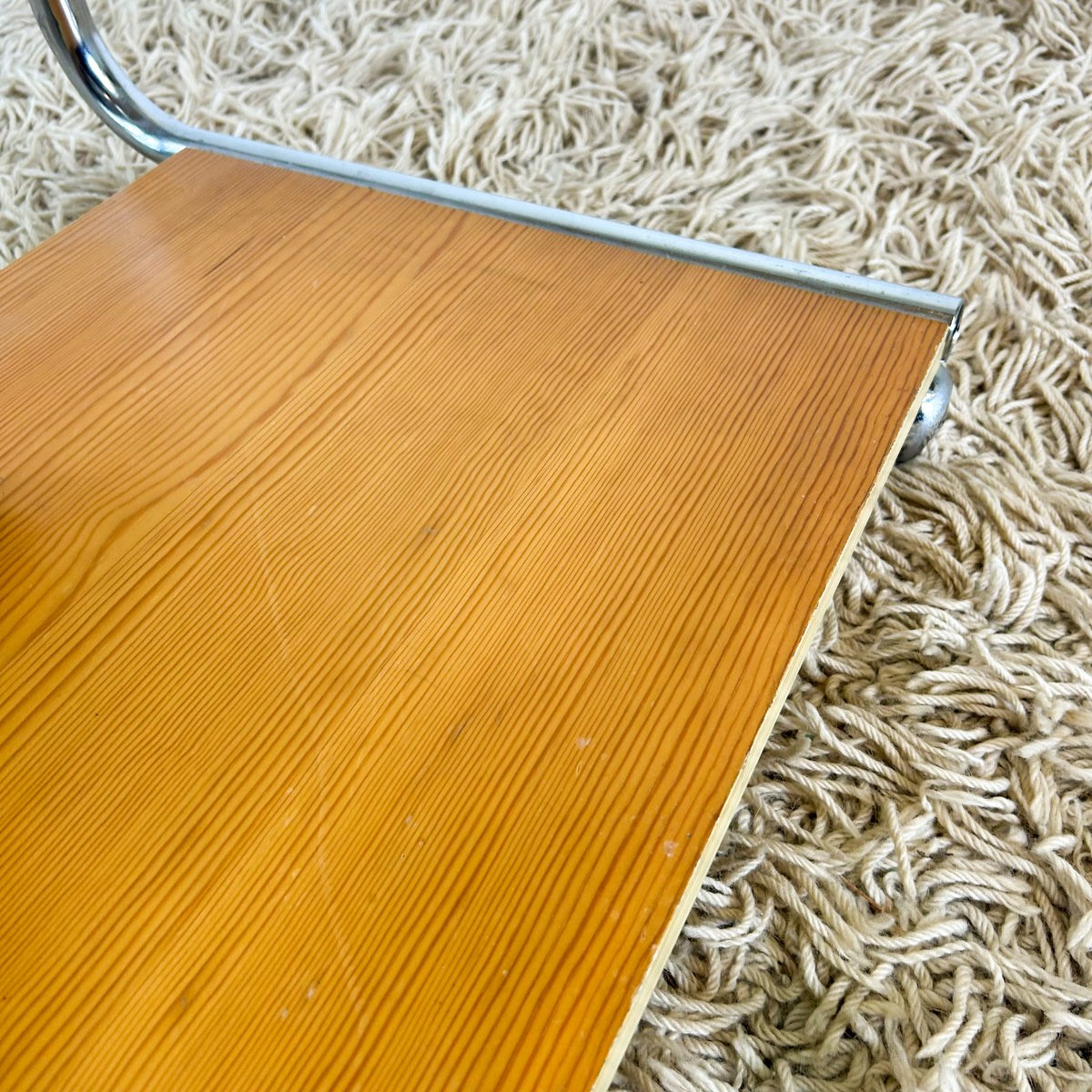 SIDE TABLE WITH MAGAZINE SLING