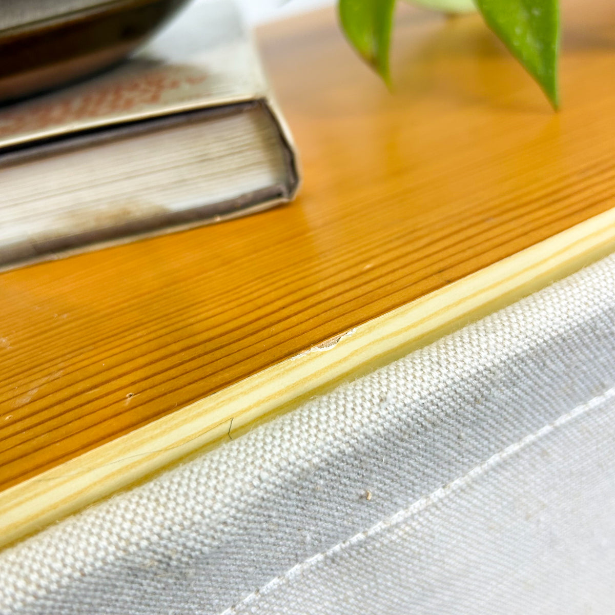 SIDE TABLE WITH MAGAZINE SLING