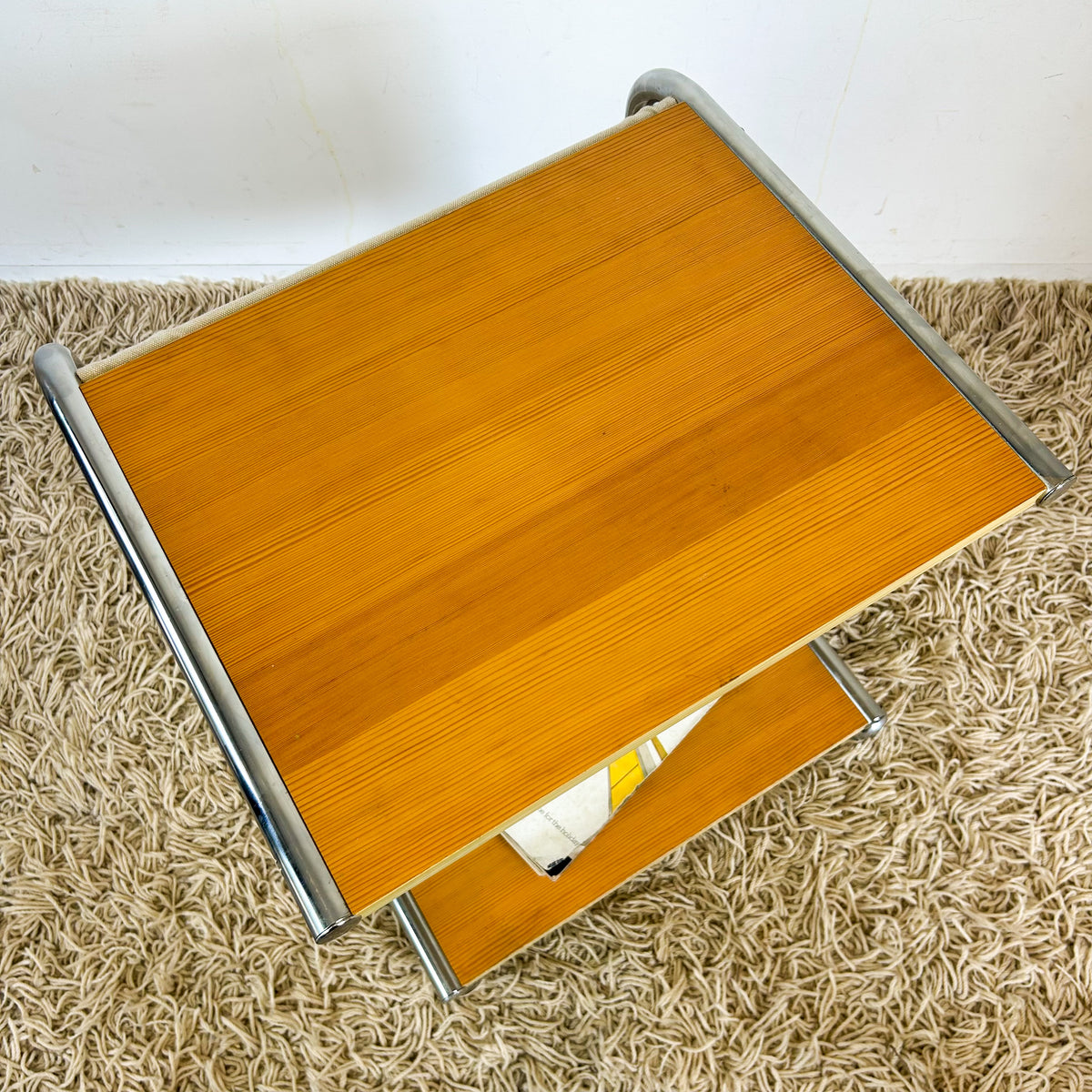 SIDE TABLE WITH MAGAZINE SLING