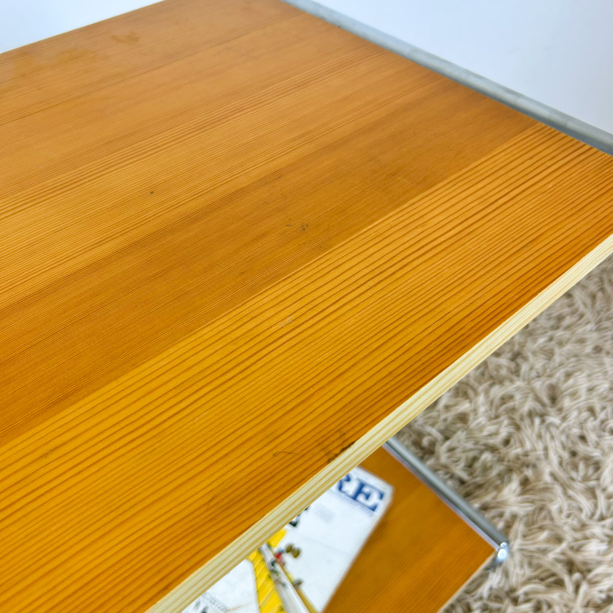 SIDE TABLE WITH MAGAZINE SLING