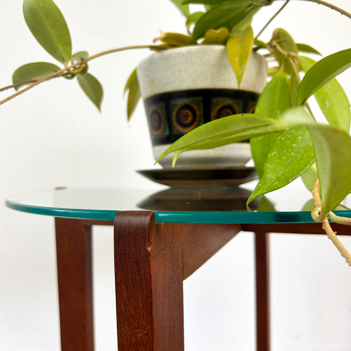 ROUND SIDE TABLE
