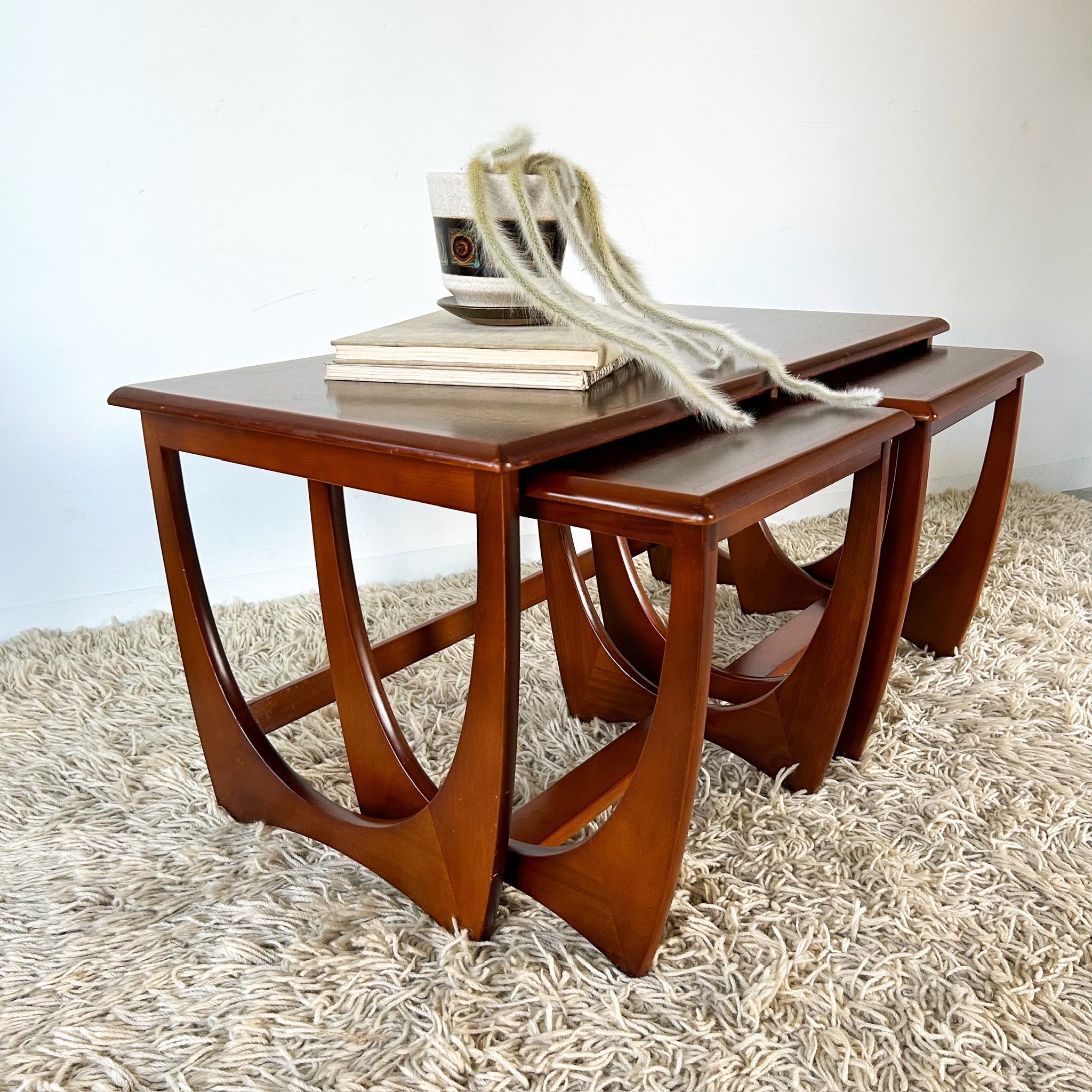 KALMAR NESTING TABLES