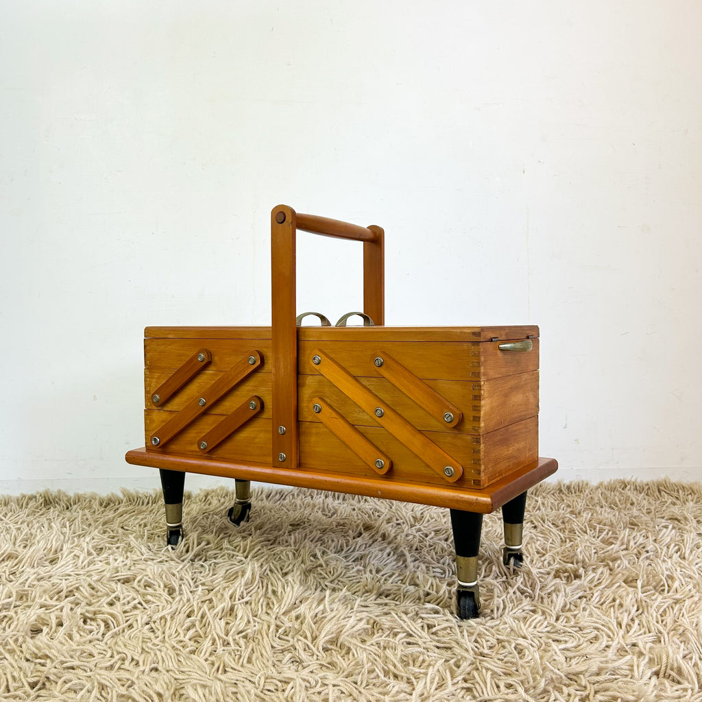 CANTILEVER SEWING BOX