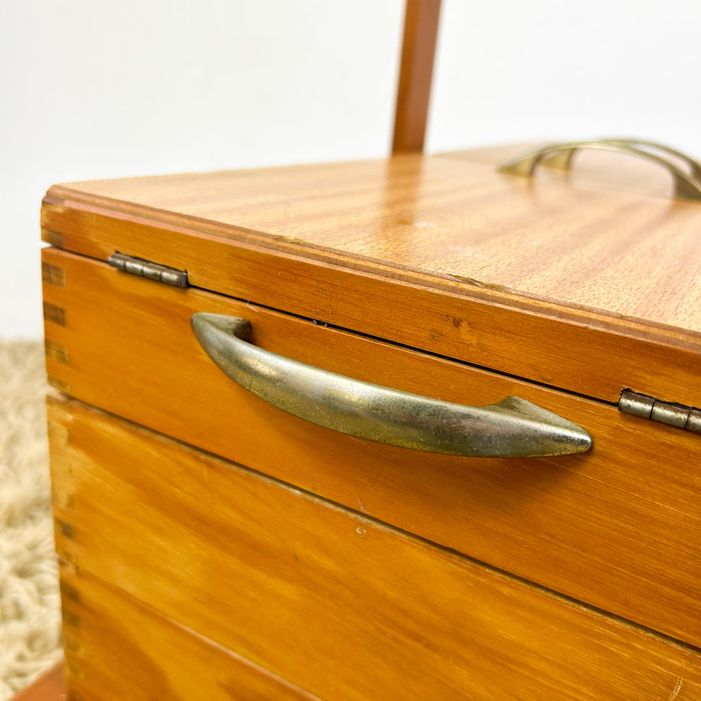 CANTILEVER SEWING BOX