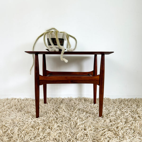 COFFEE TABLE WITH MAGAZINE RACK