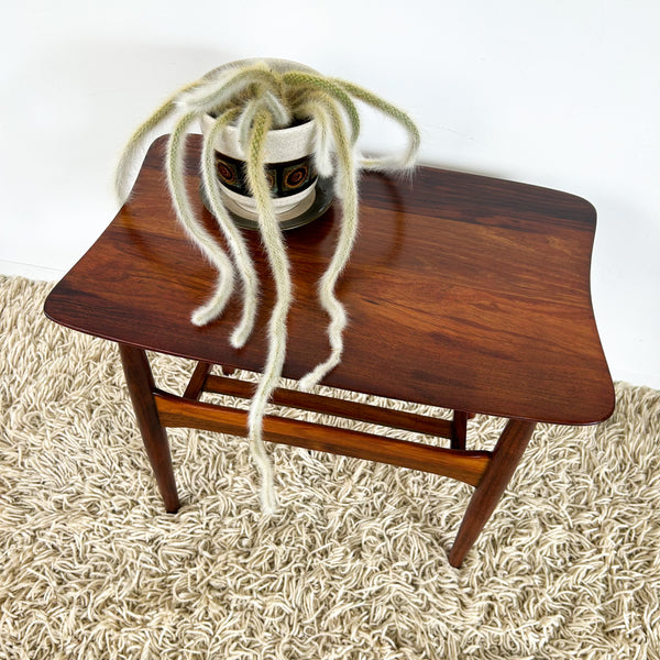 COFFEE TABLE WITH MAGAZINE RACK