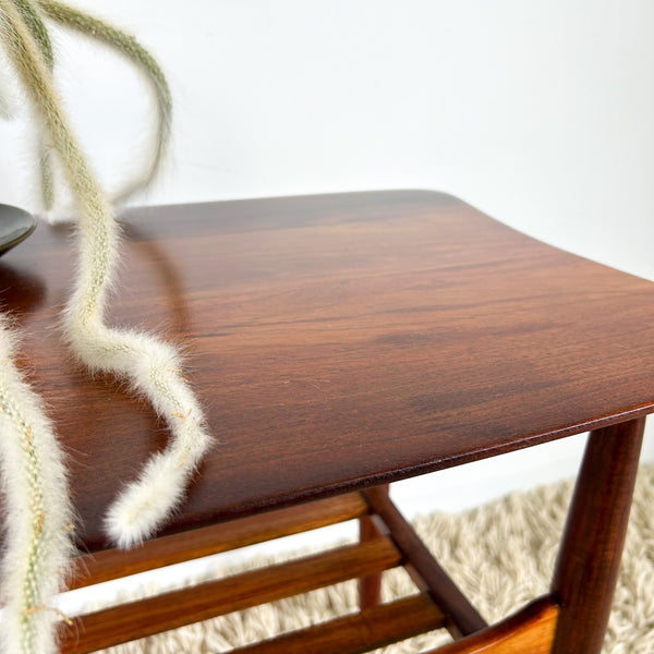 COFFEE TABLE WITH MAGAZINE RACK