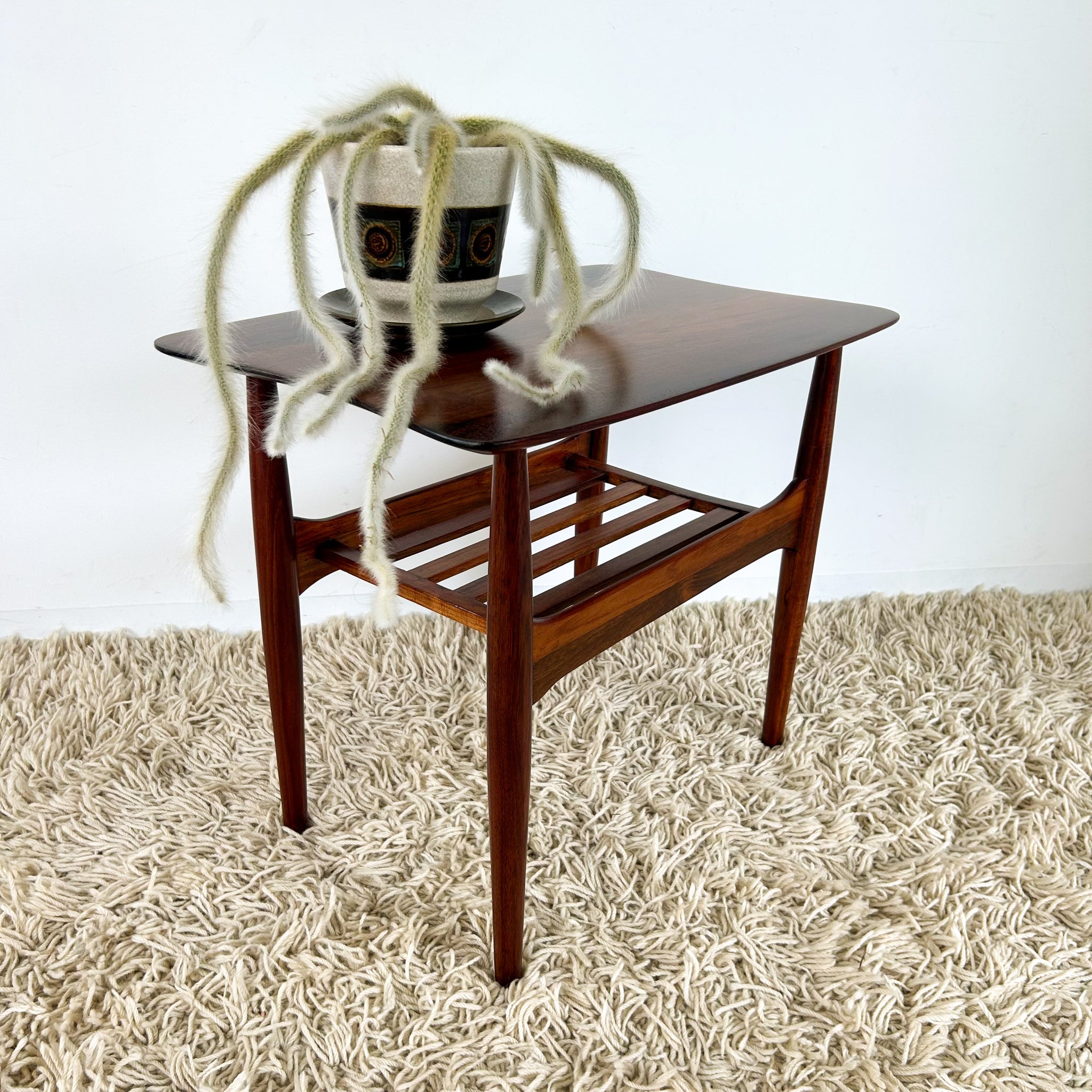 COFFEE TABLE WITH MAGAZINE RACK