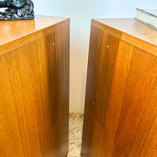 BEDSIDE DRAWERS WITH WAVE HANDLES