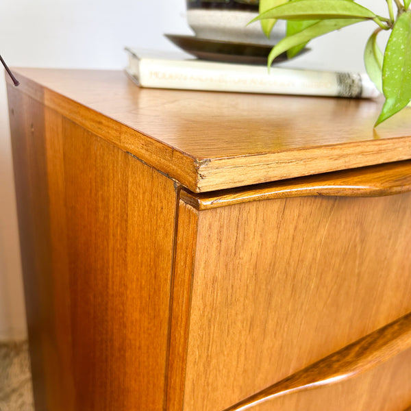BEDSIDE DRAWERS WITH WAVE HANDLES