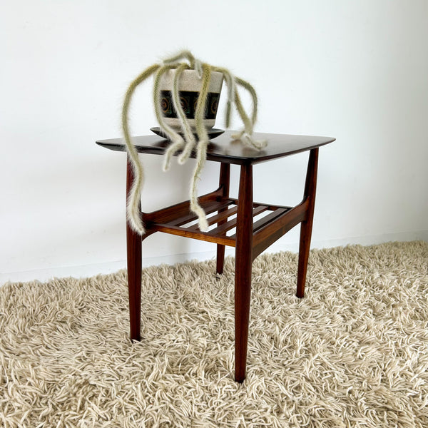 COFFEE TABLE WITH MAGAZINE RACK