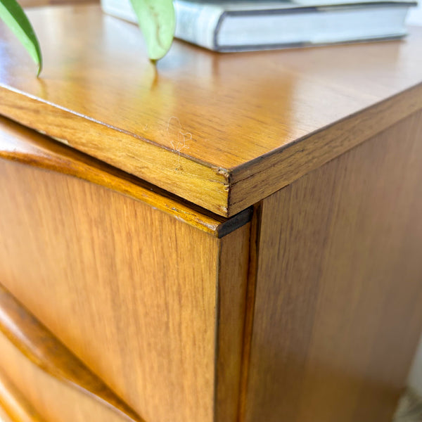 BEDSIDE DRAWERS WITH WAVE HANDLES