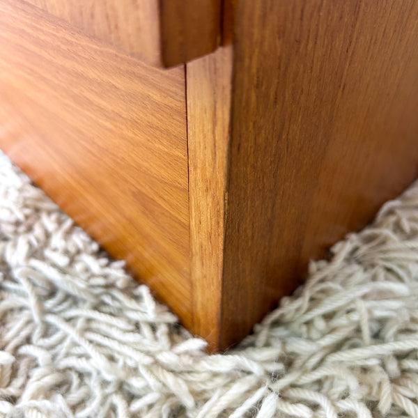 BEDSIDE DRAWERS WITH WAVE HANDLES