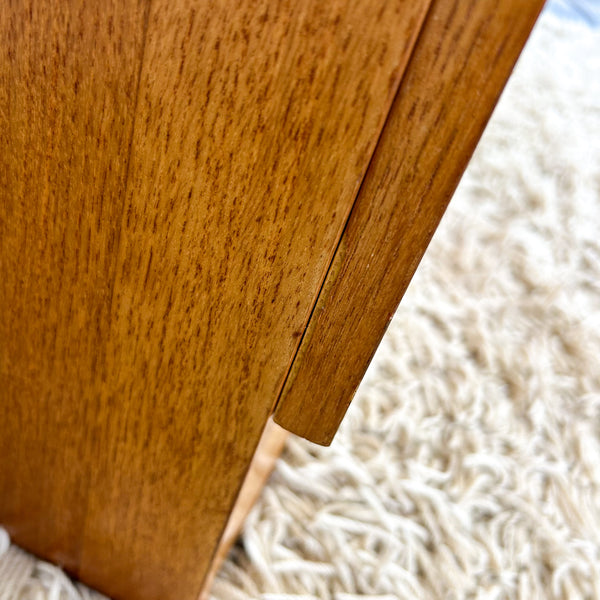 BEDSIDE DRAWERS WITH WAVE HANDLES