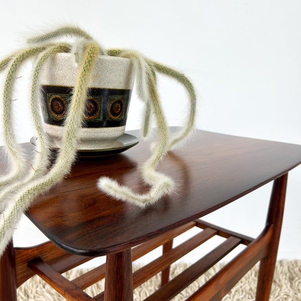 COFFEE TABLE WITH MAGAZINE RACK